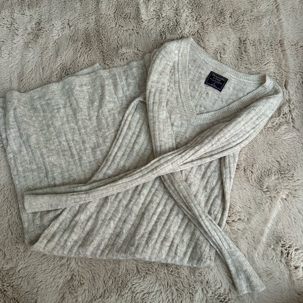 Abercrombie & Fitch Light Gray V-Neck Sweater
